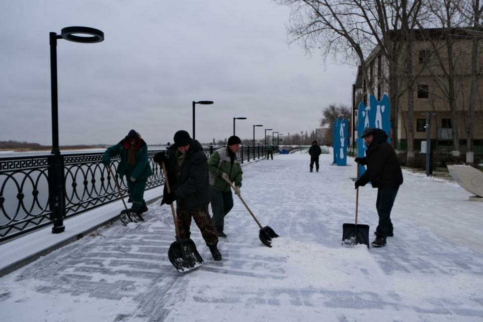 В Астрахани восстанавливают набережную после актов вандализма