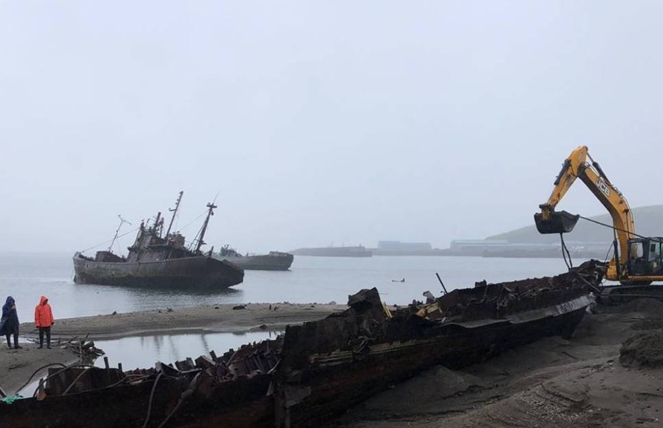 На Дальнем Востоке за три года на сушу подняли 213 затонувших судов 