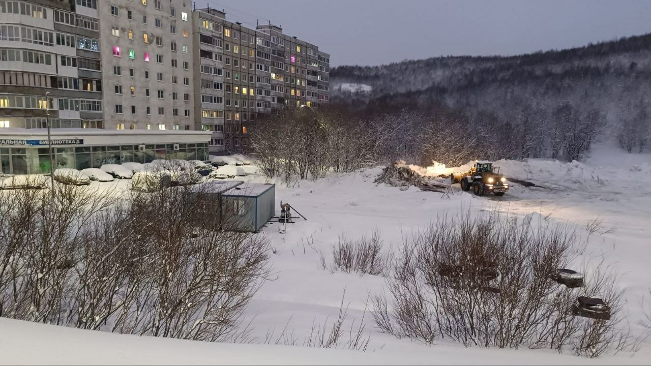 В Мурманске на Кольском проспекте начали строить ФОК