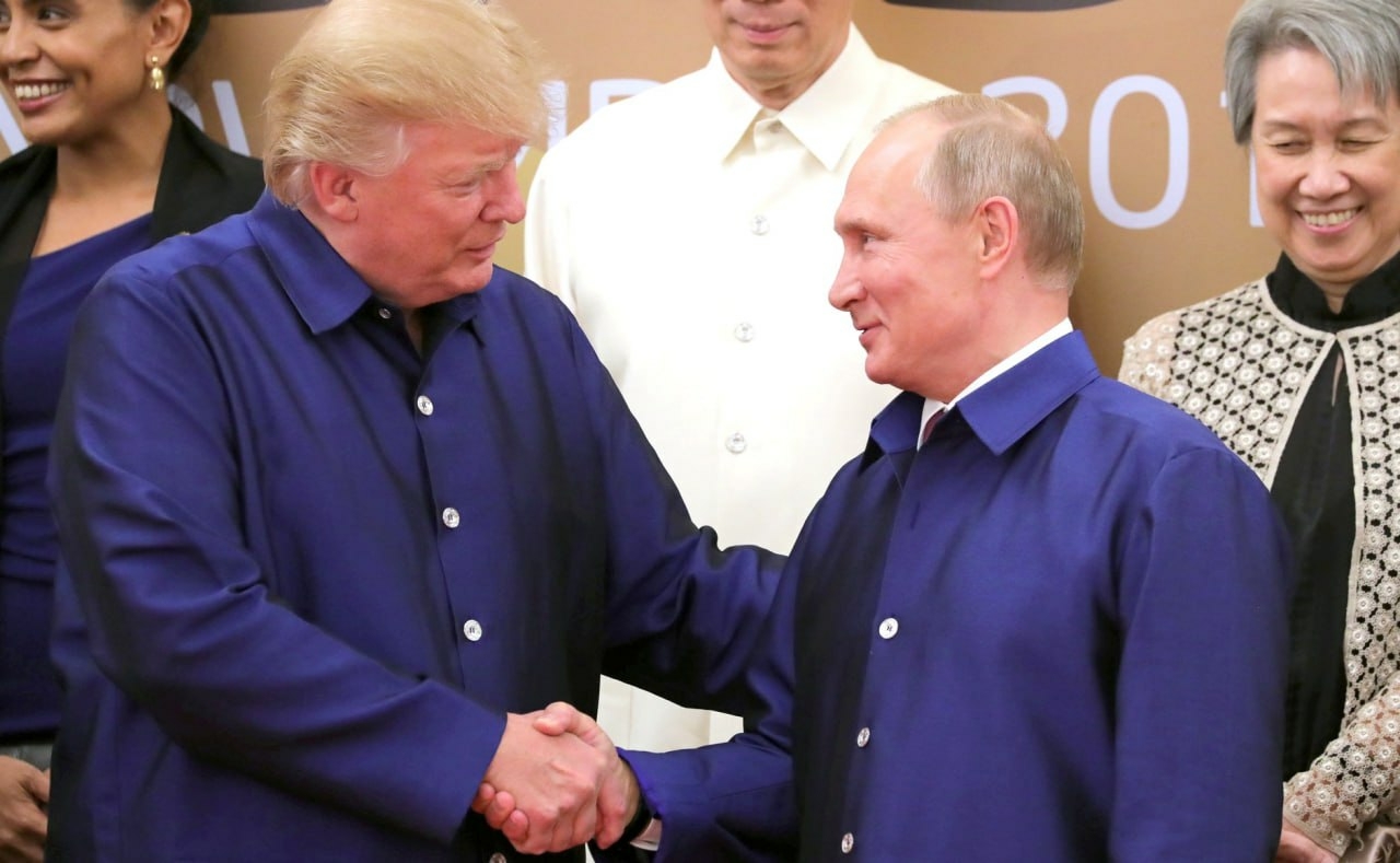 Белый дом: синяк появился у Трампа из-за частых рукопожатий