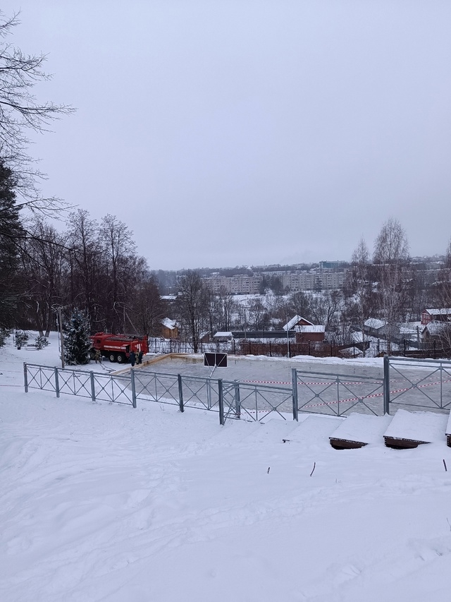 В Боровичах в городском парке начали заливать каток