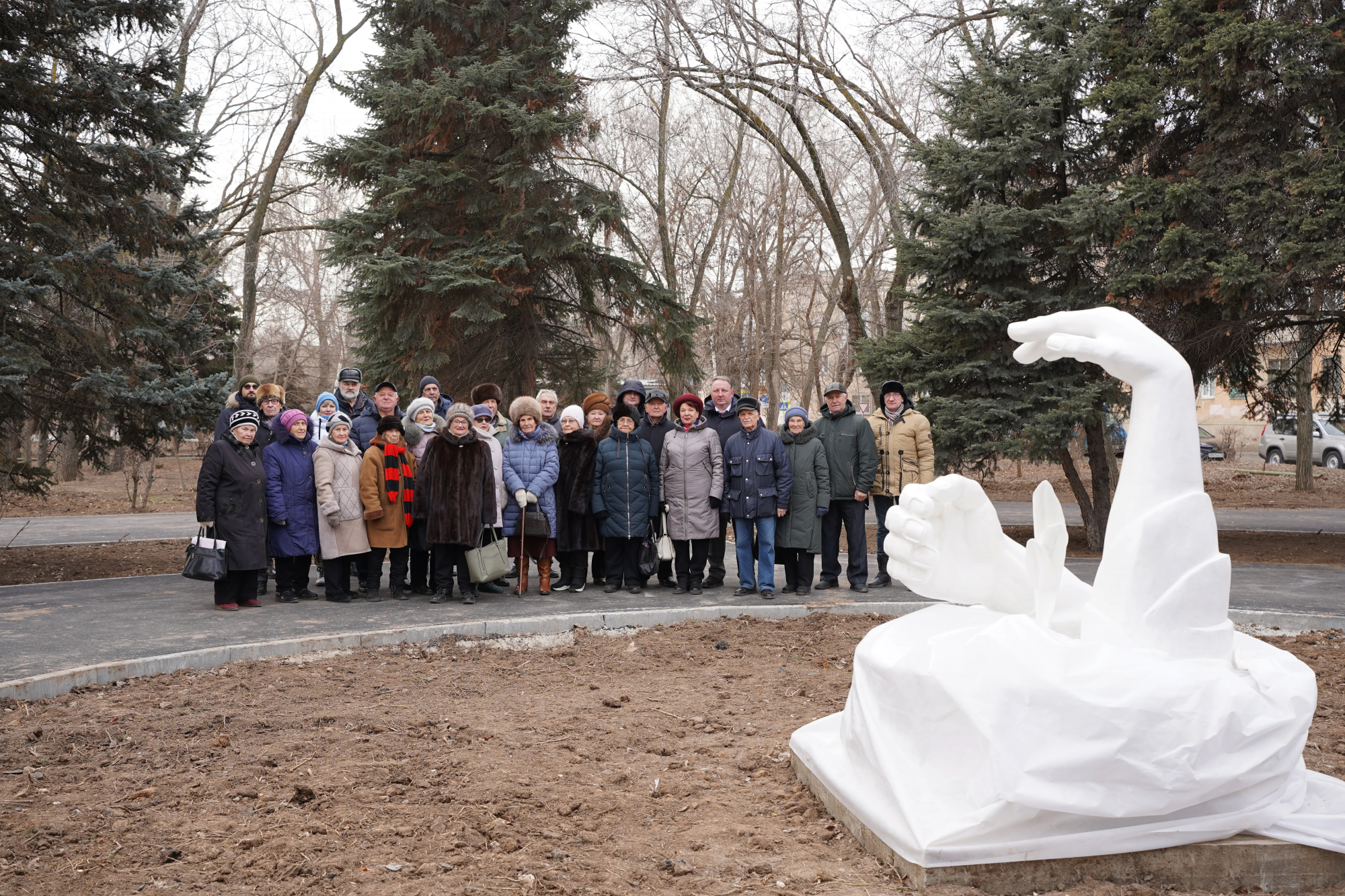 В сквере Сапожниковых в Волжском появилась новая скульптурная композиция