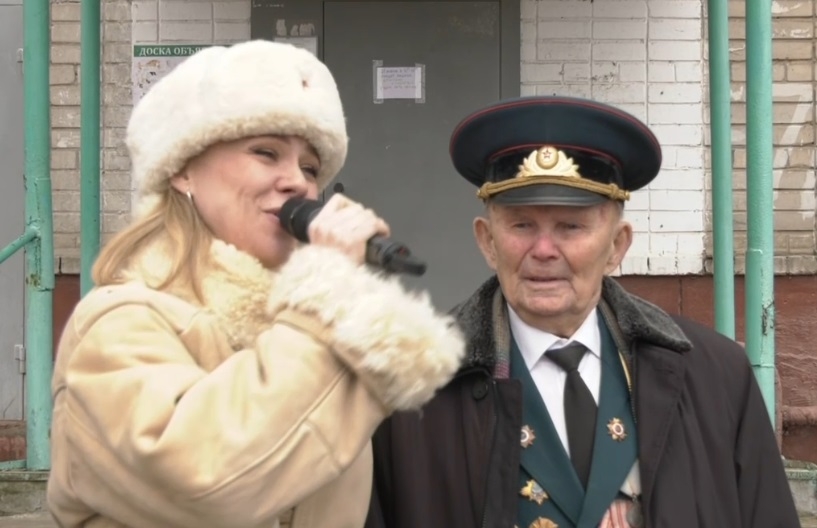 В Волгограде устроили мини-концерты для участников Великой Отечественной войны