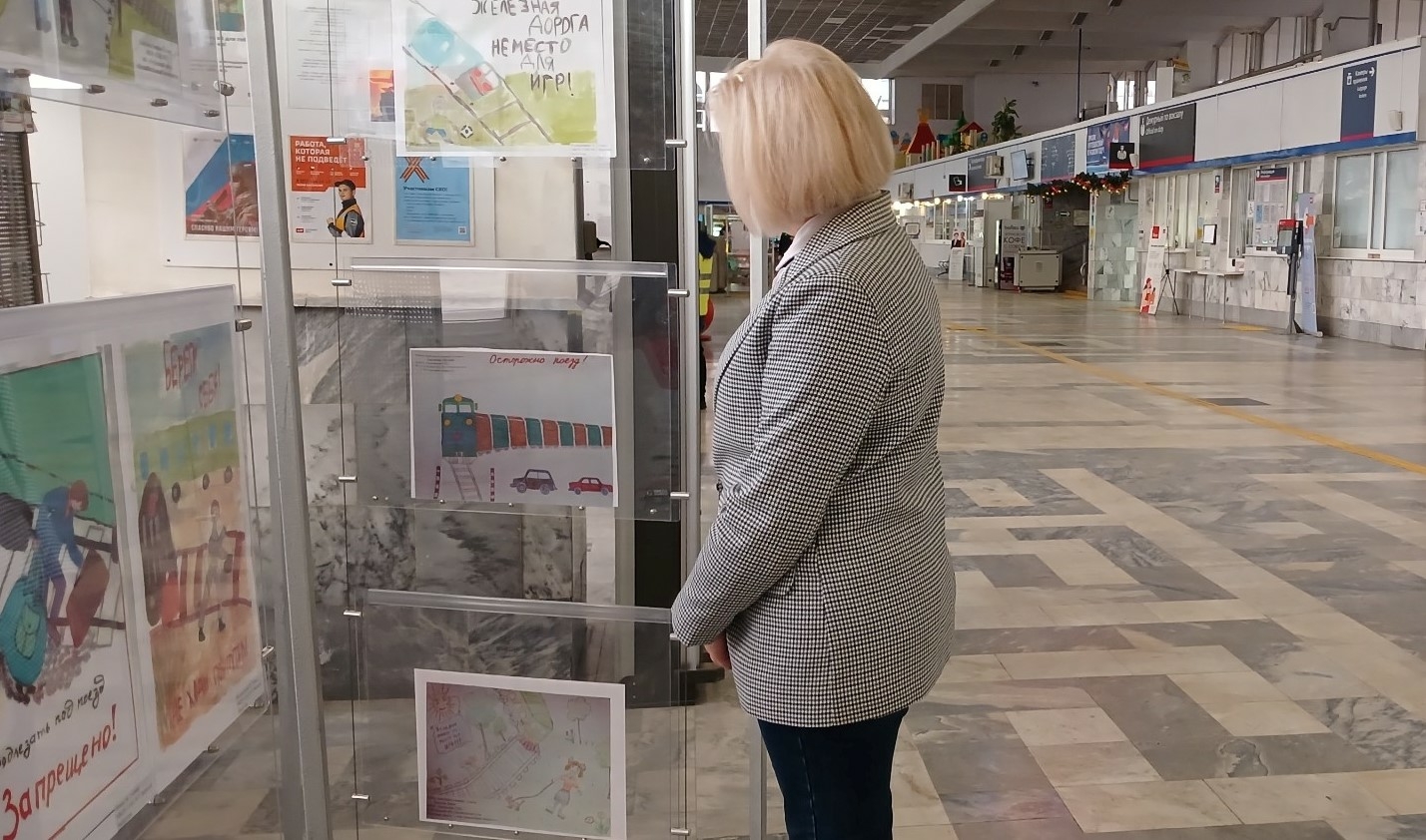 В Астрахани открылась выставка детских рисунков «Оставайся за линией безопасности»