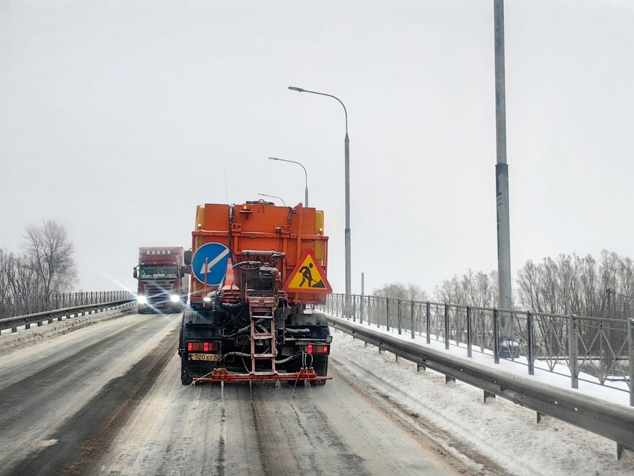 Уборку Великого Новгорода ведут в круглосуточном режиме