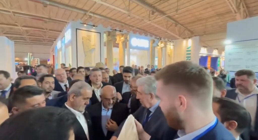 Оренбургская область подарила Ирану пуховый платок во время визита