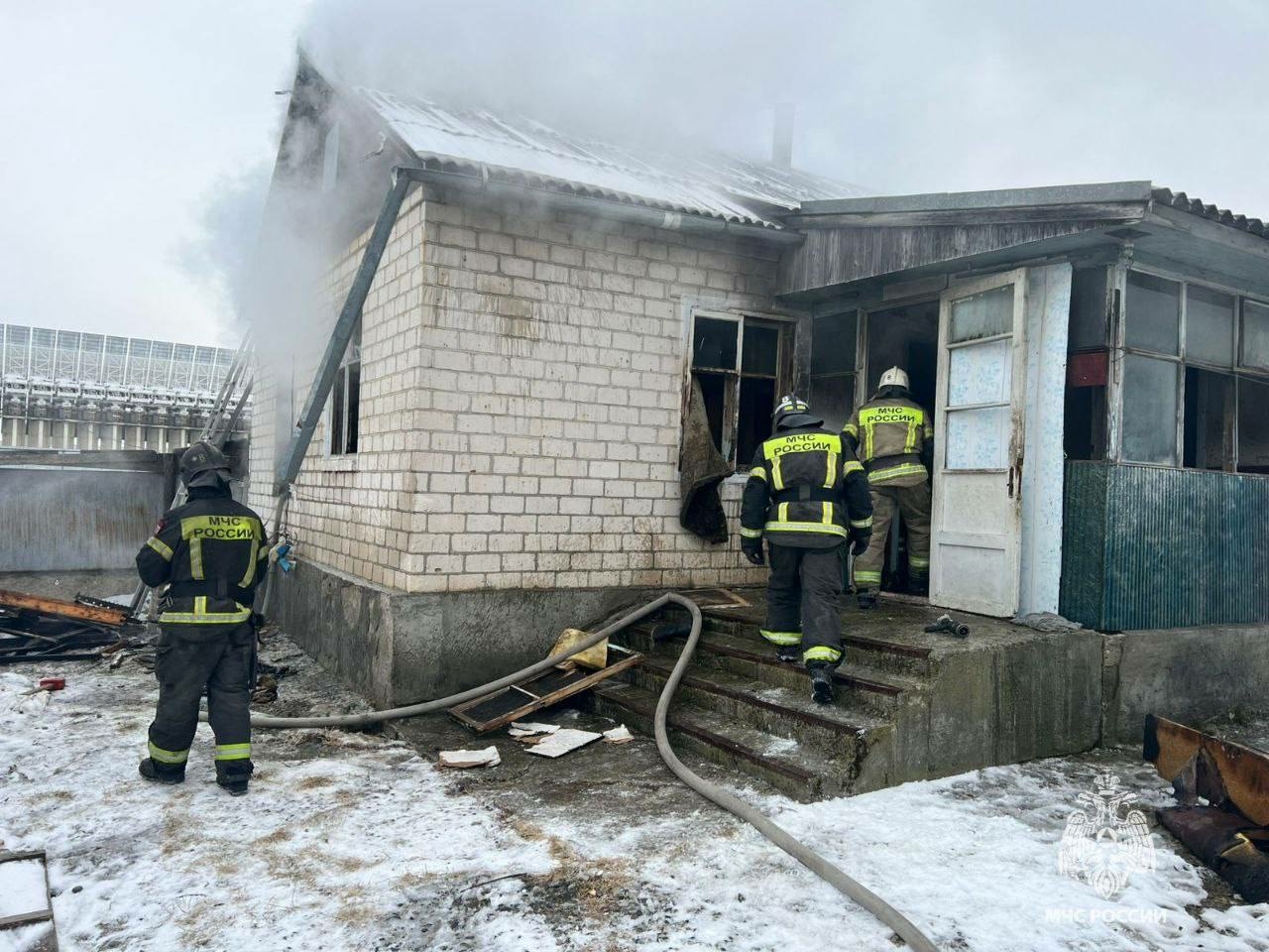 Пожар в станице Зеленчукской в КЧР унес жизни ребенка и его родителей