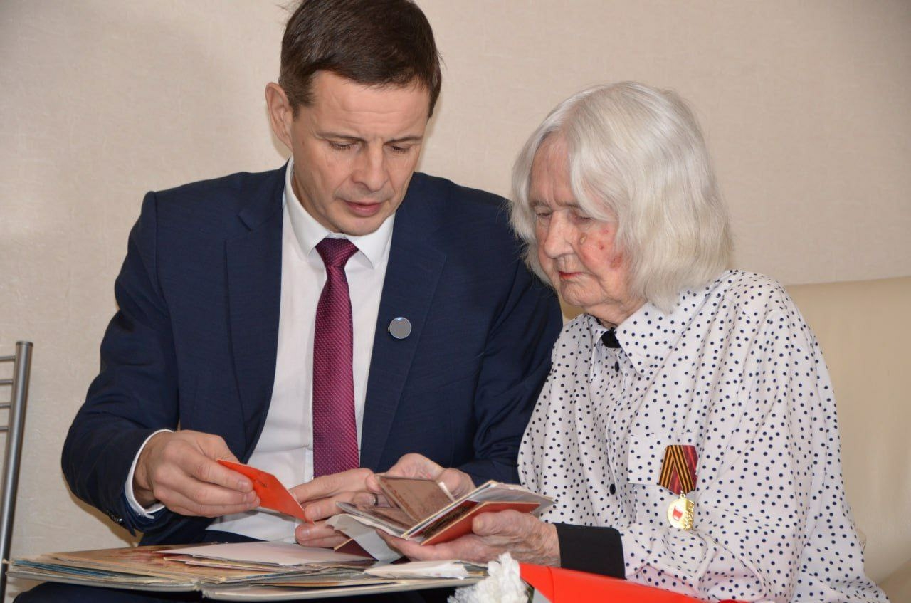 Алексей Лемин наградил тружениц тыла ВОВ в Абакане памятными медалями