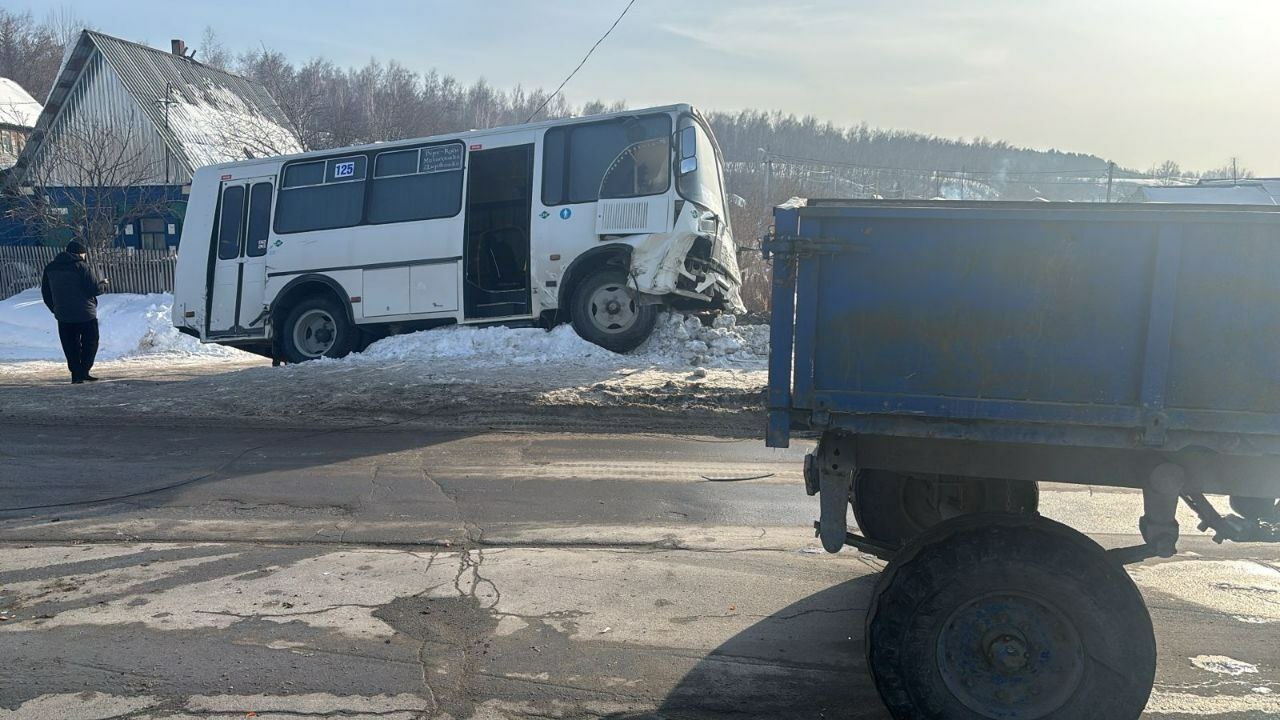 В Новосибирской области автобус столкнулся с трактором и врезался в столб
