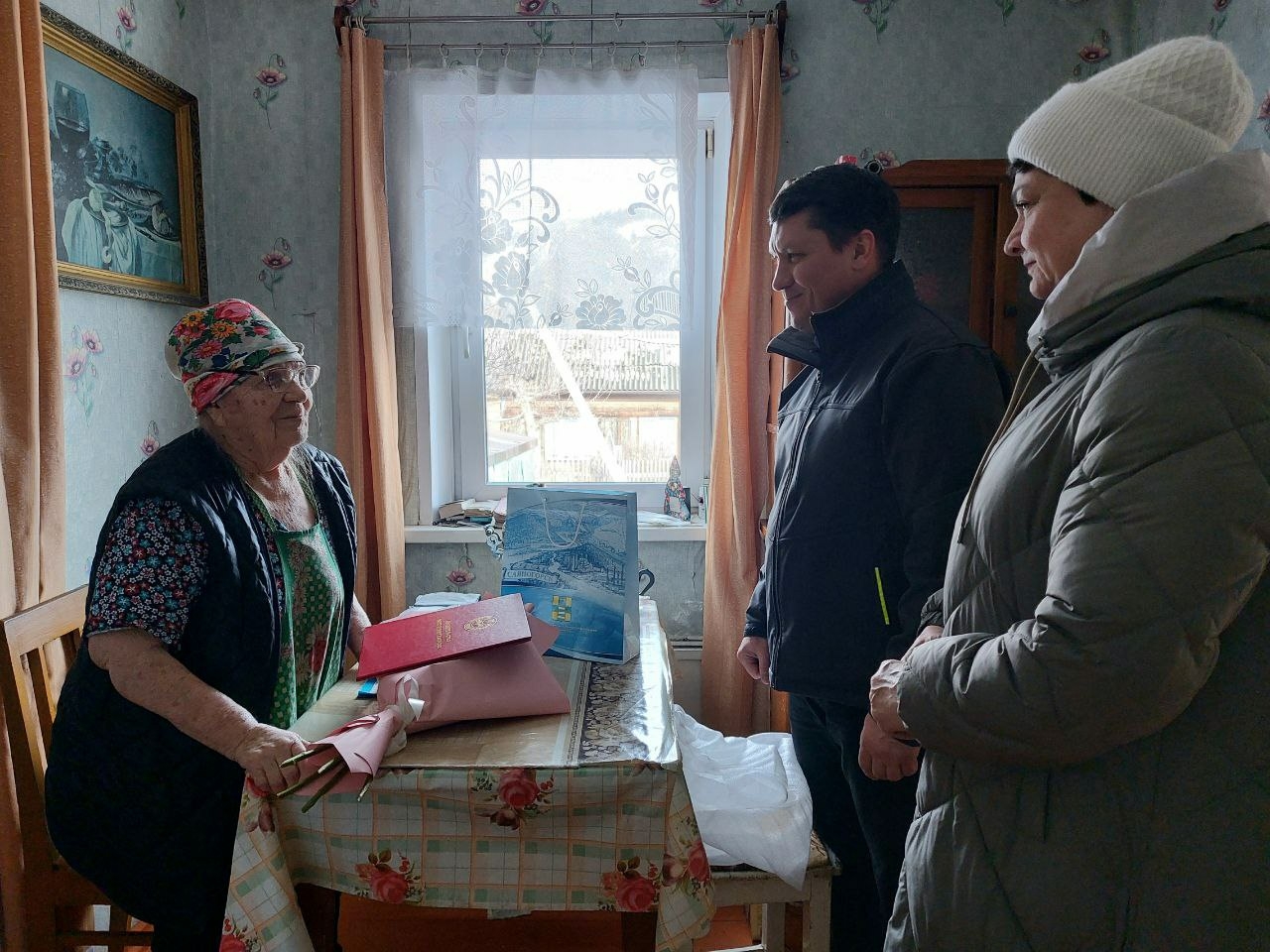 Евгений Молодняков вручил медаль Галине Домниной в честь юбилея Победы