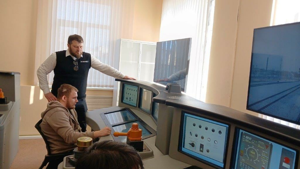 Астраханские курсанты попробовали себя в роли машинистов локомотивов