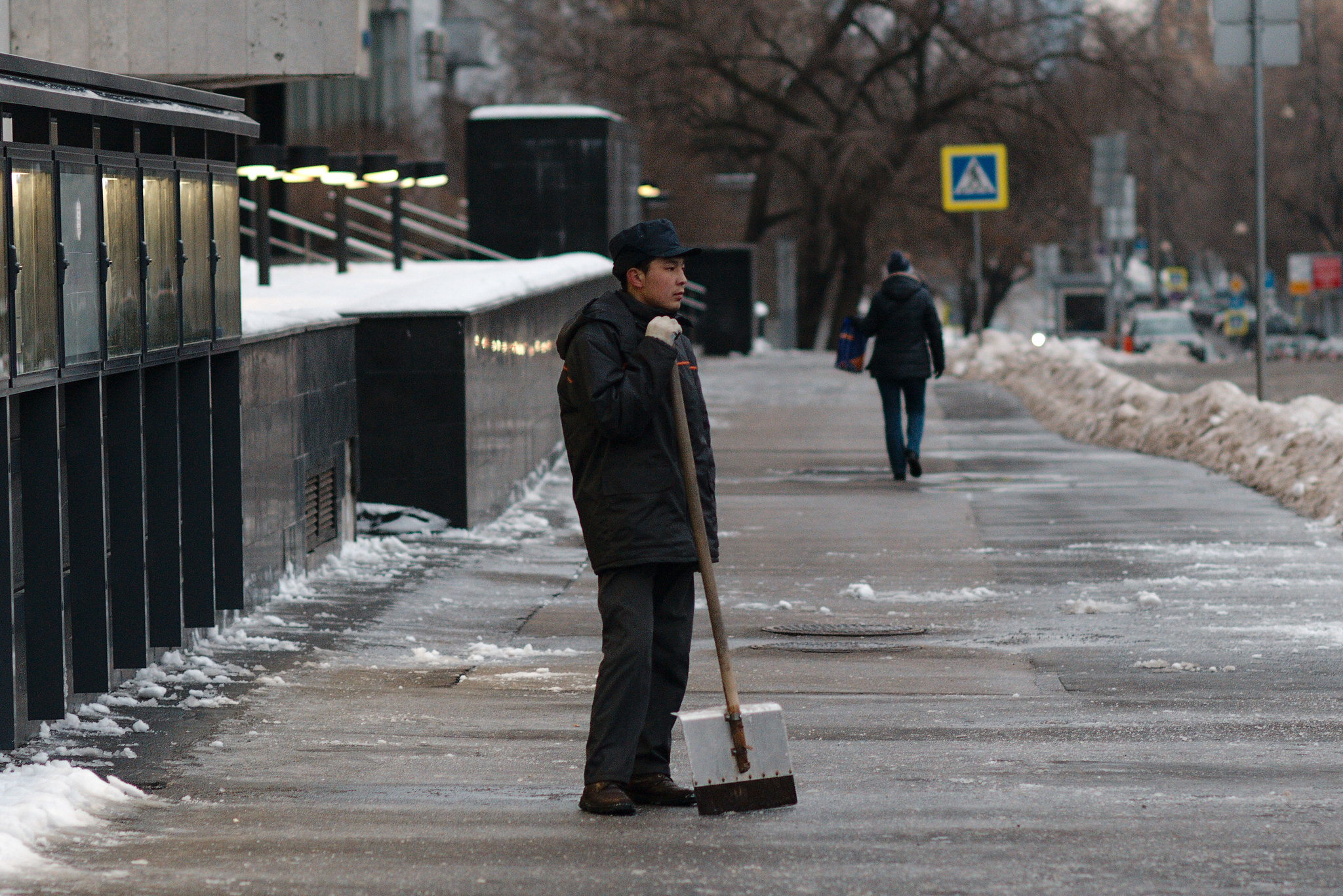 Петербургским дворникам пообещали повысить зарплаты