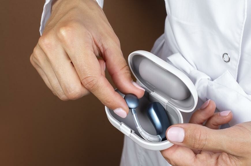 В Подмосковье ввели выплату на ортопедические изделия и слуховые аппараты