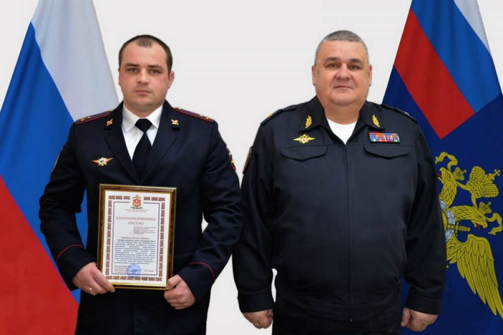 Министр внутренних дел по Хакасии наградил участкового из Сорска, спасшего школьника