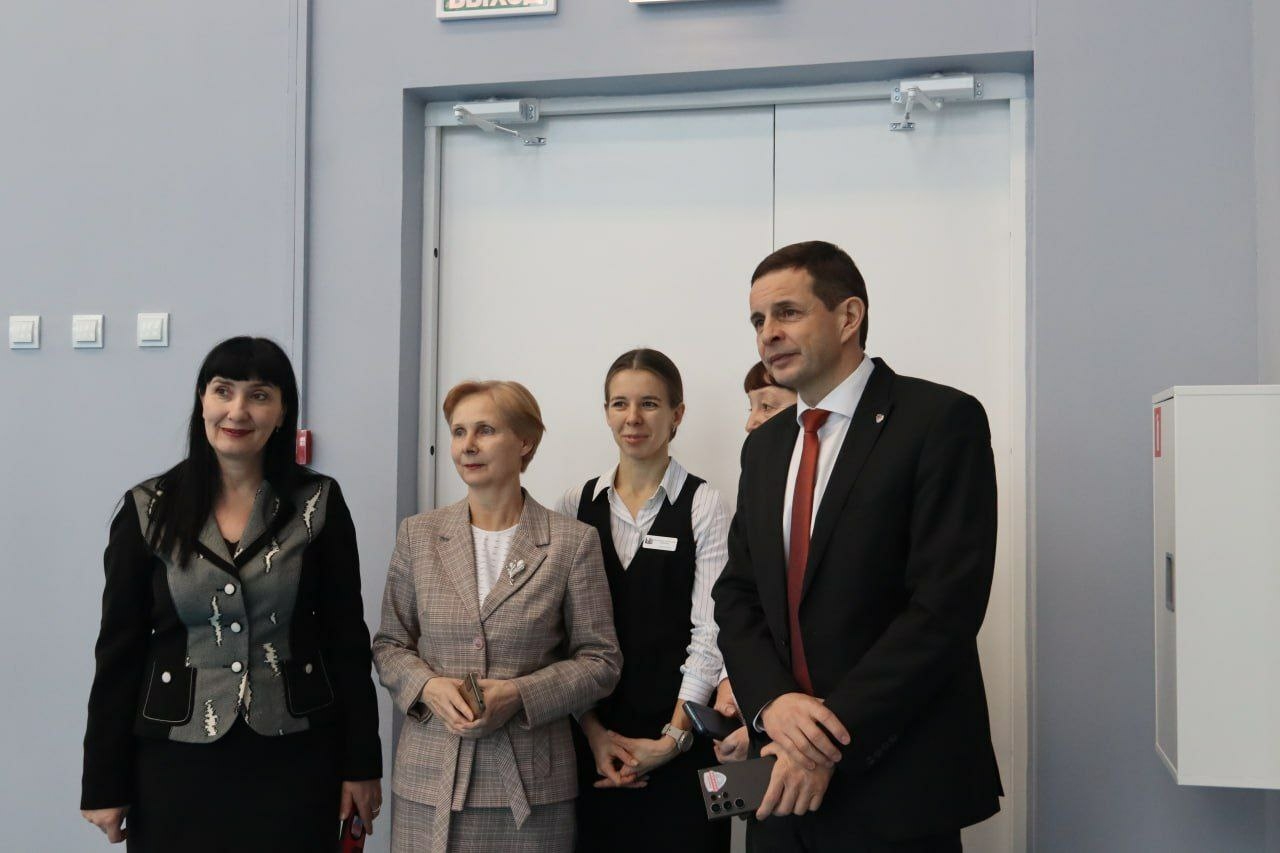 Лемин поздравил школу в Хакасии с началом образовательного процесса