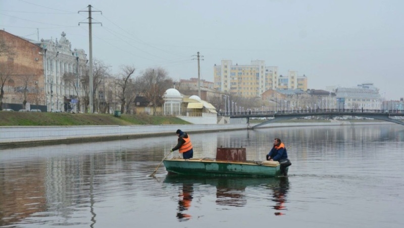 Астраханские водоемы очищают от мусора