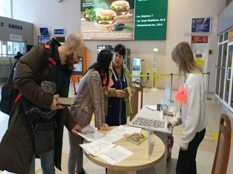 Библиотекари Астрахани подарили пассажирам более 300 книг в аэропорту