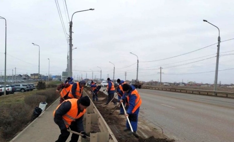 В Астрахани убирают прибордюрные части дорог