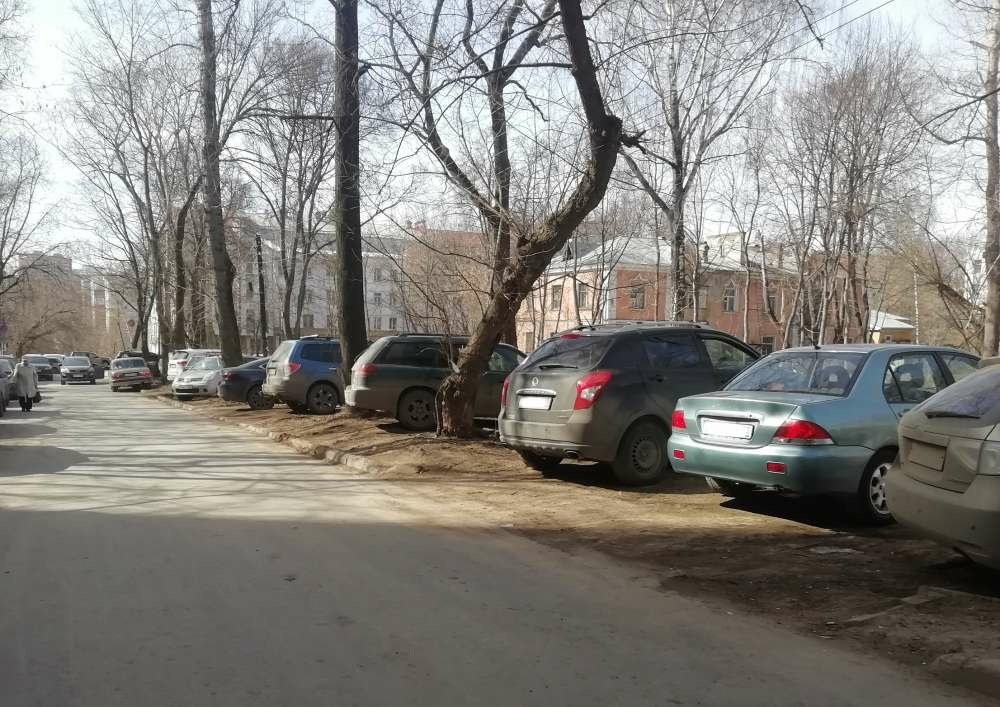Нижегородцам выписали штраф на 70 млн рублей за парковку на газонах