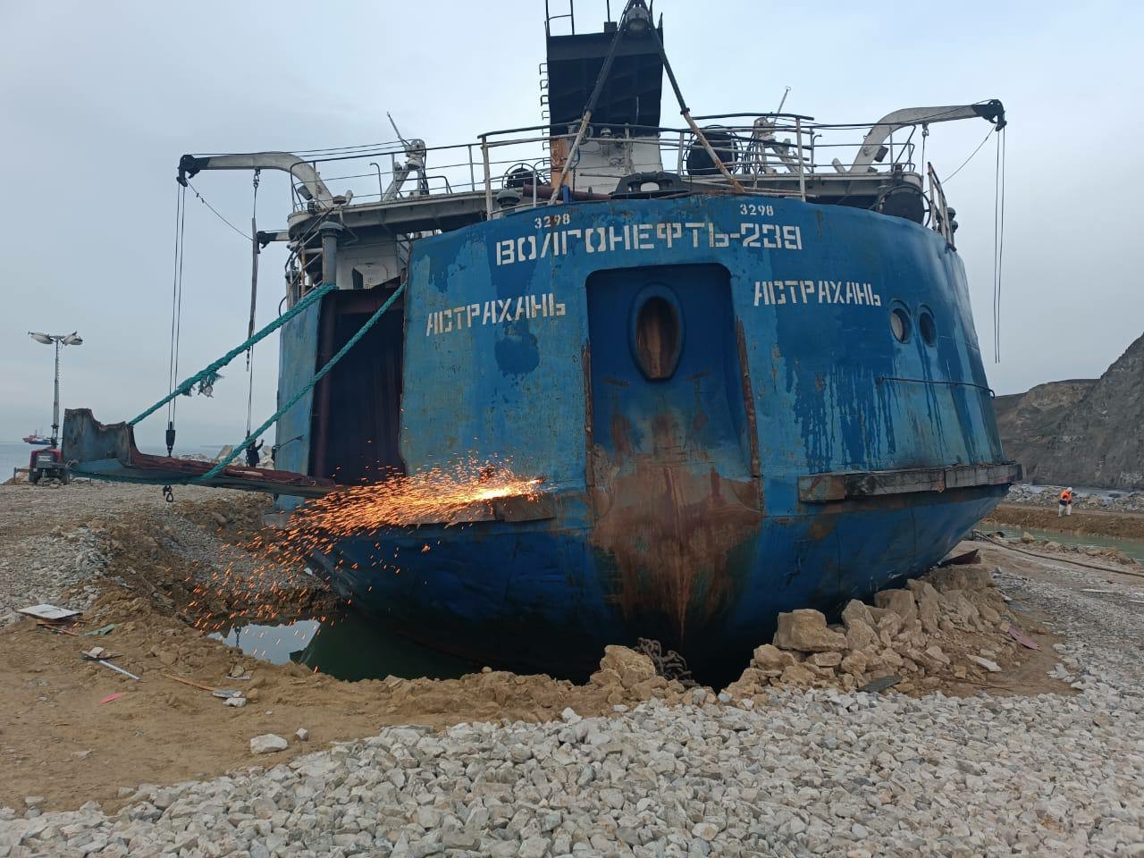 Первую партию демонтированного металла вывезли с танкера «Волгонефть-239»