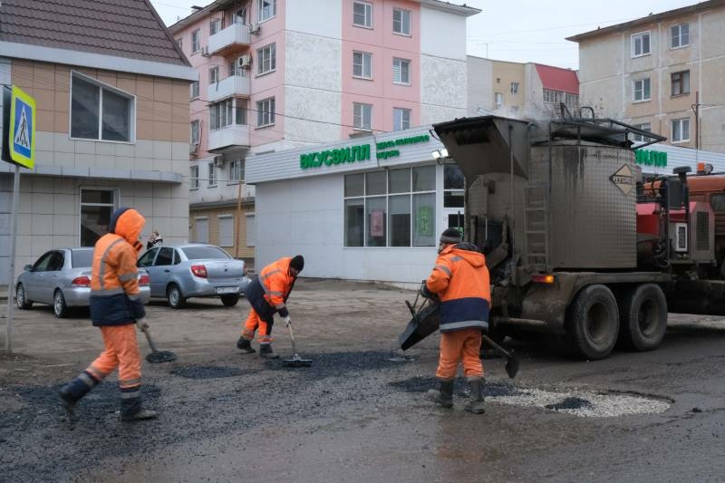 В Астрахани продолжаются ямочные ремонты дорог даже зимой