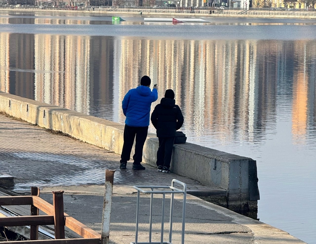 В Астрахани на Эллинге пожилой мужчина решил пострелять вместе с внуком