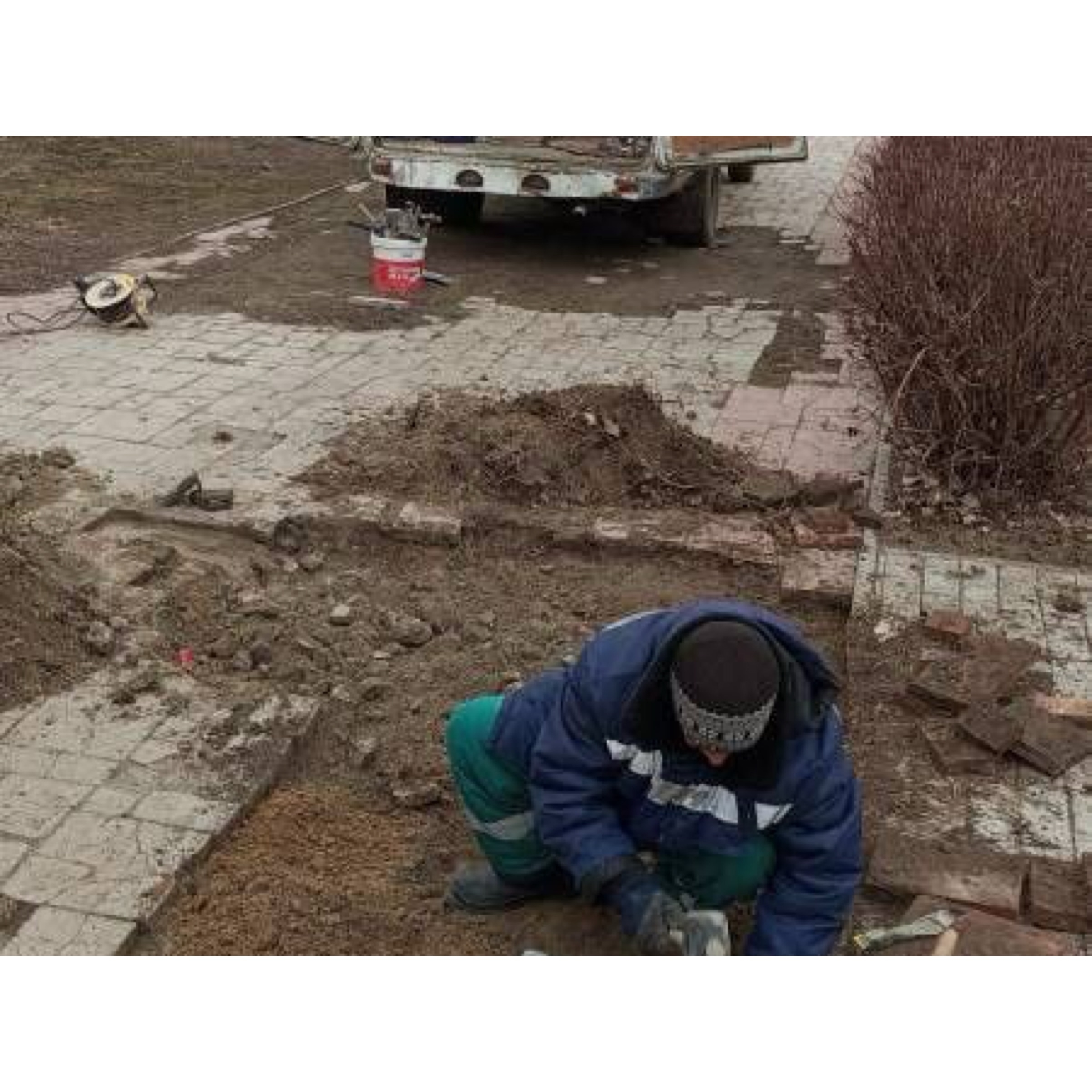 На набережной Волги в Астрахани восстанавливают плитку