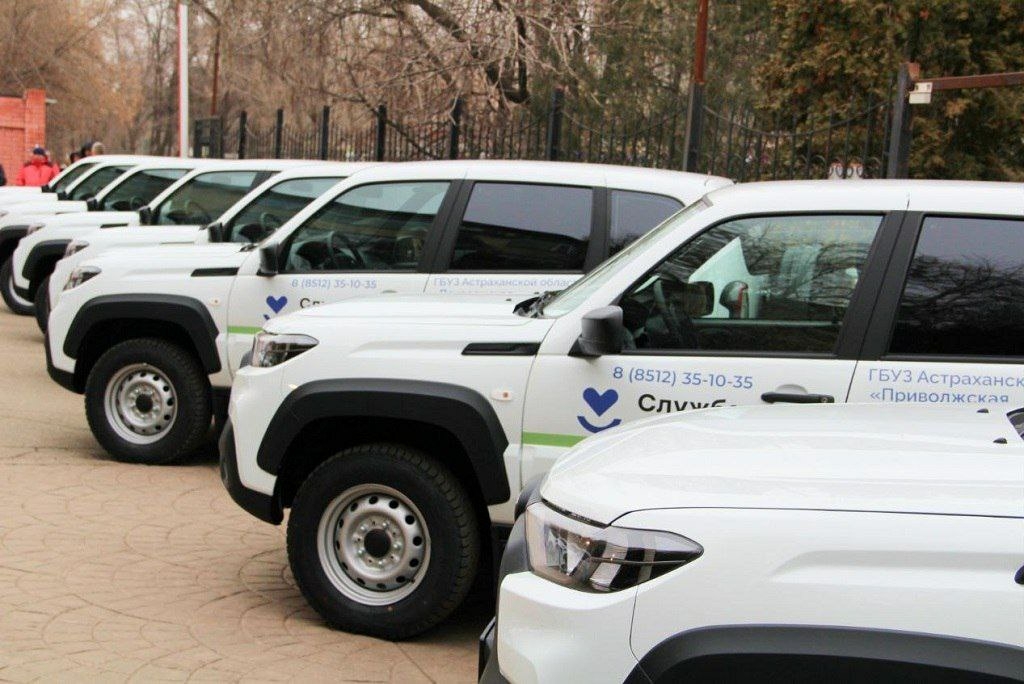 Астраханским районным больницам передали 27 автомобилей