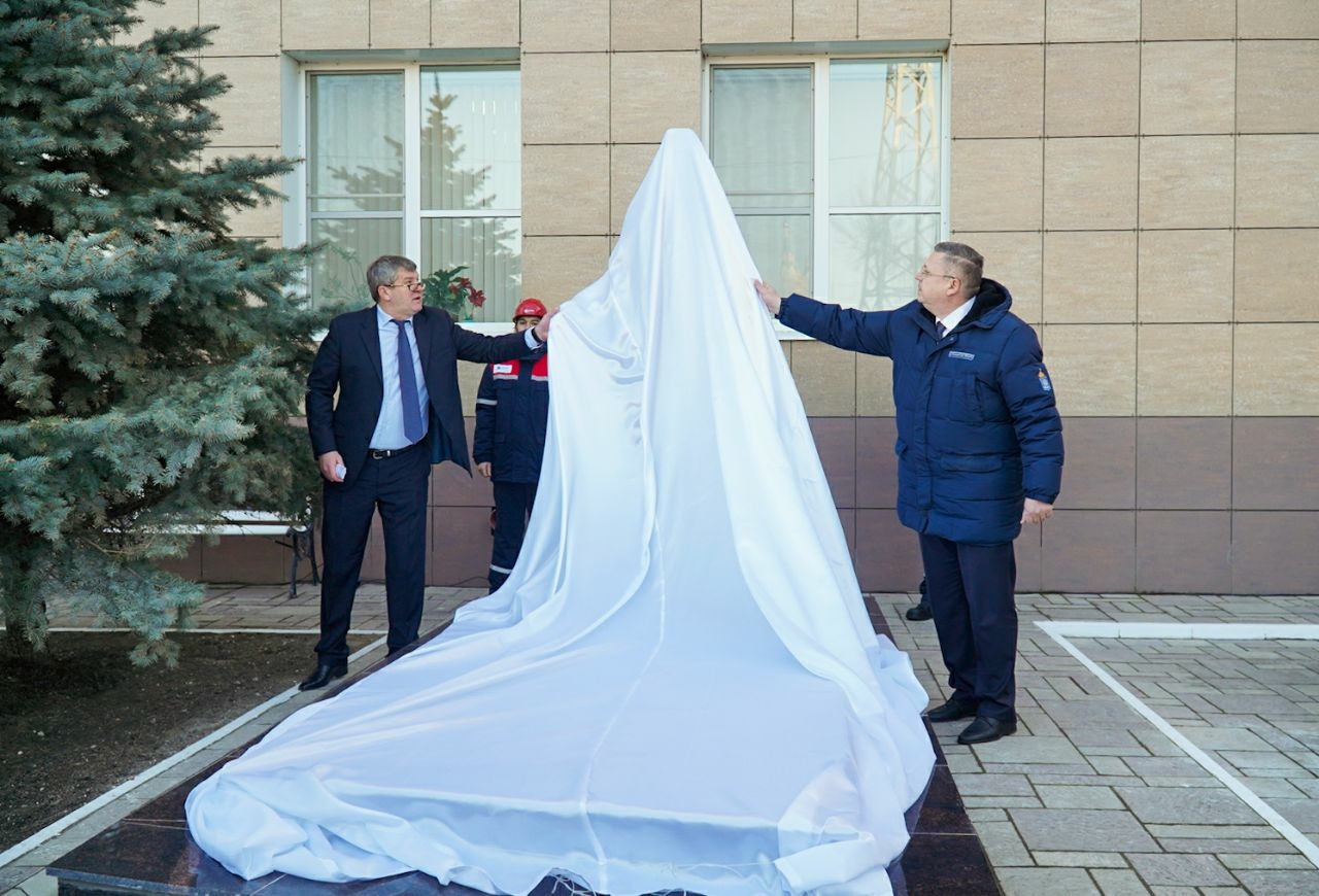 Памятник энергетикам открыли в Астрахани