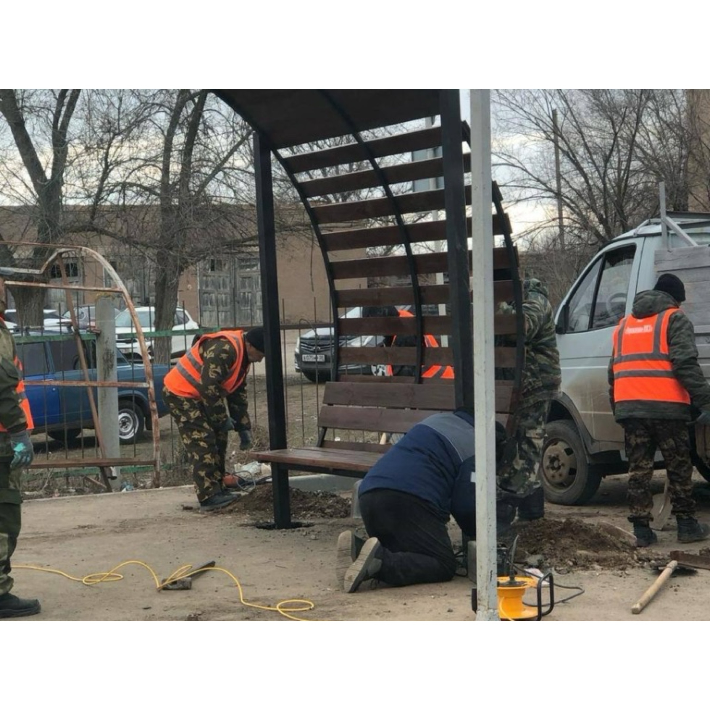 В районах Астраханской области начали монтаж новых остановок