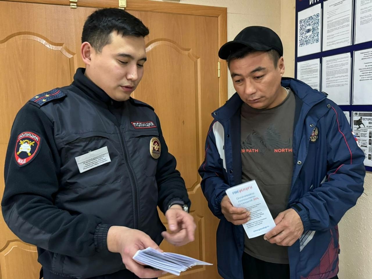 Госавтоинспекторы сообщили астраханцам о преимуществах государственного портала услуг