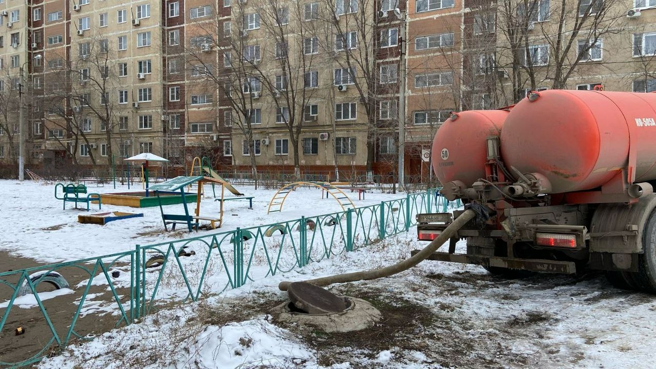 В микрорайоне Военный городок в Астрахани идут масштабные работы по ремонту трубопровода