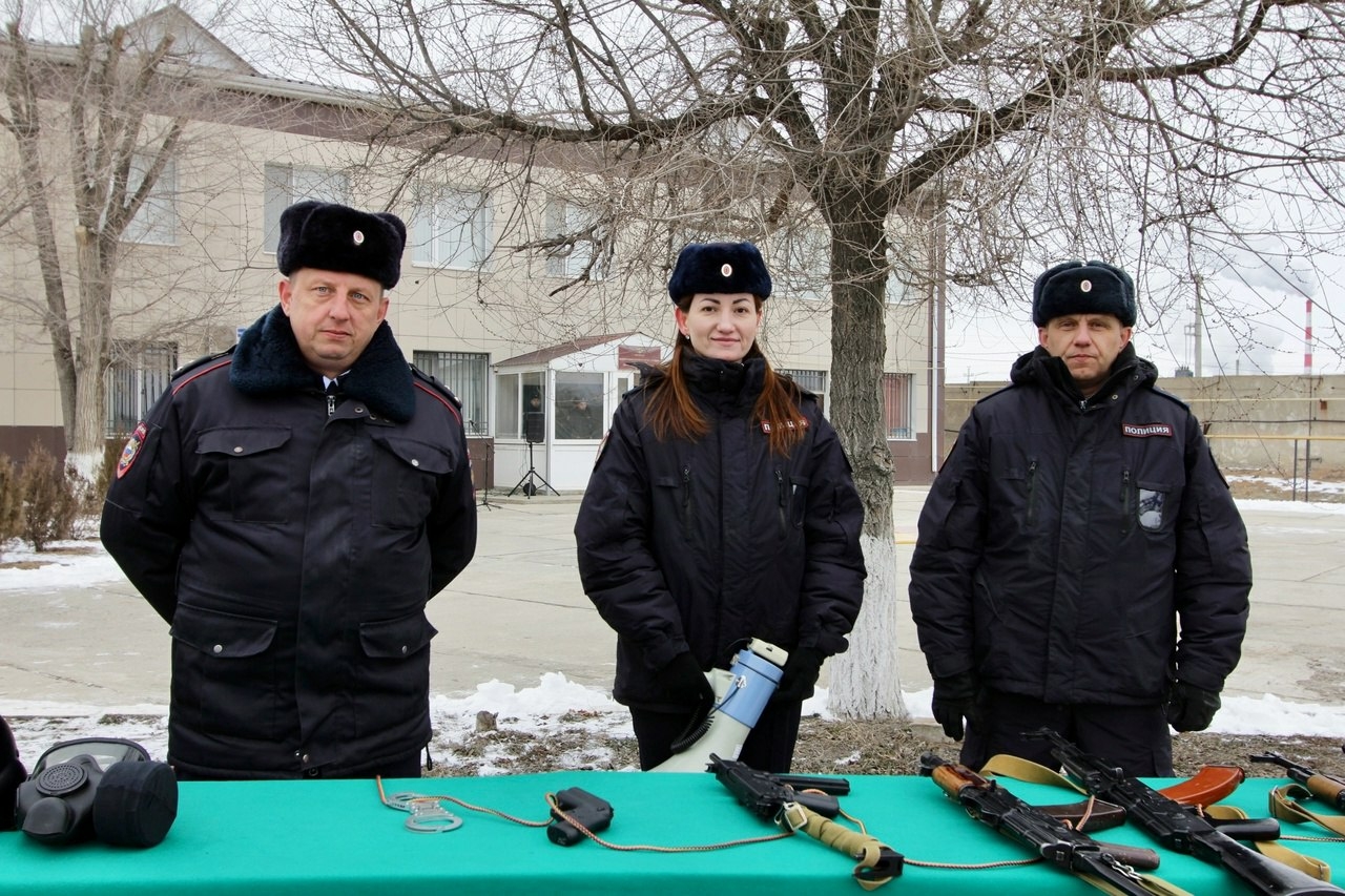 Астраханские школьники посетили кинологический центр УМВД