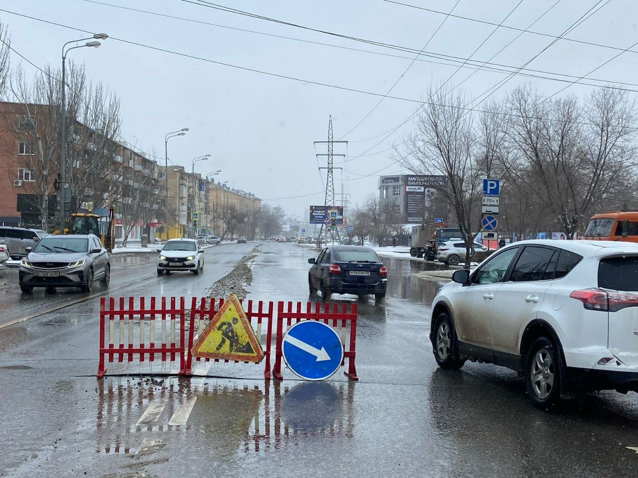 На улице Академика Королева «Астрводоканал» ремонтирует напорный коллектор