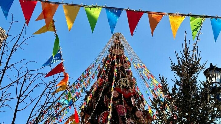 Москву украсили праздничными плакатами в честь Масленицы