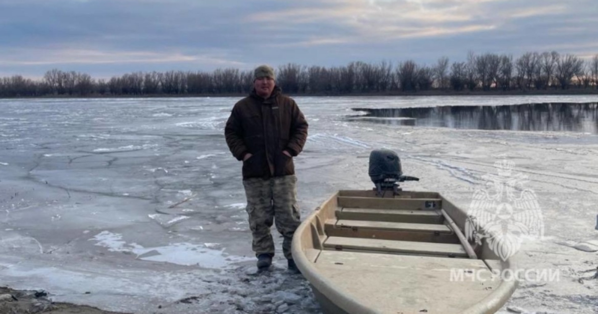 Астраханец спас из ледяной воды троих тонущих рыбаков