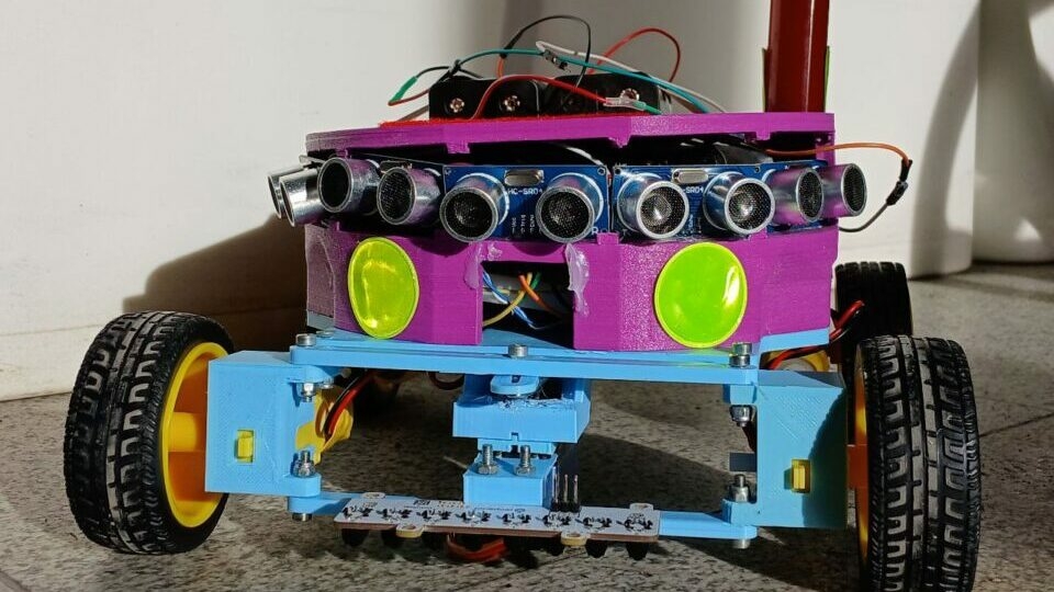 На вокзале Екатеринбурга протестировали робота-поводыря