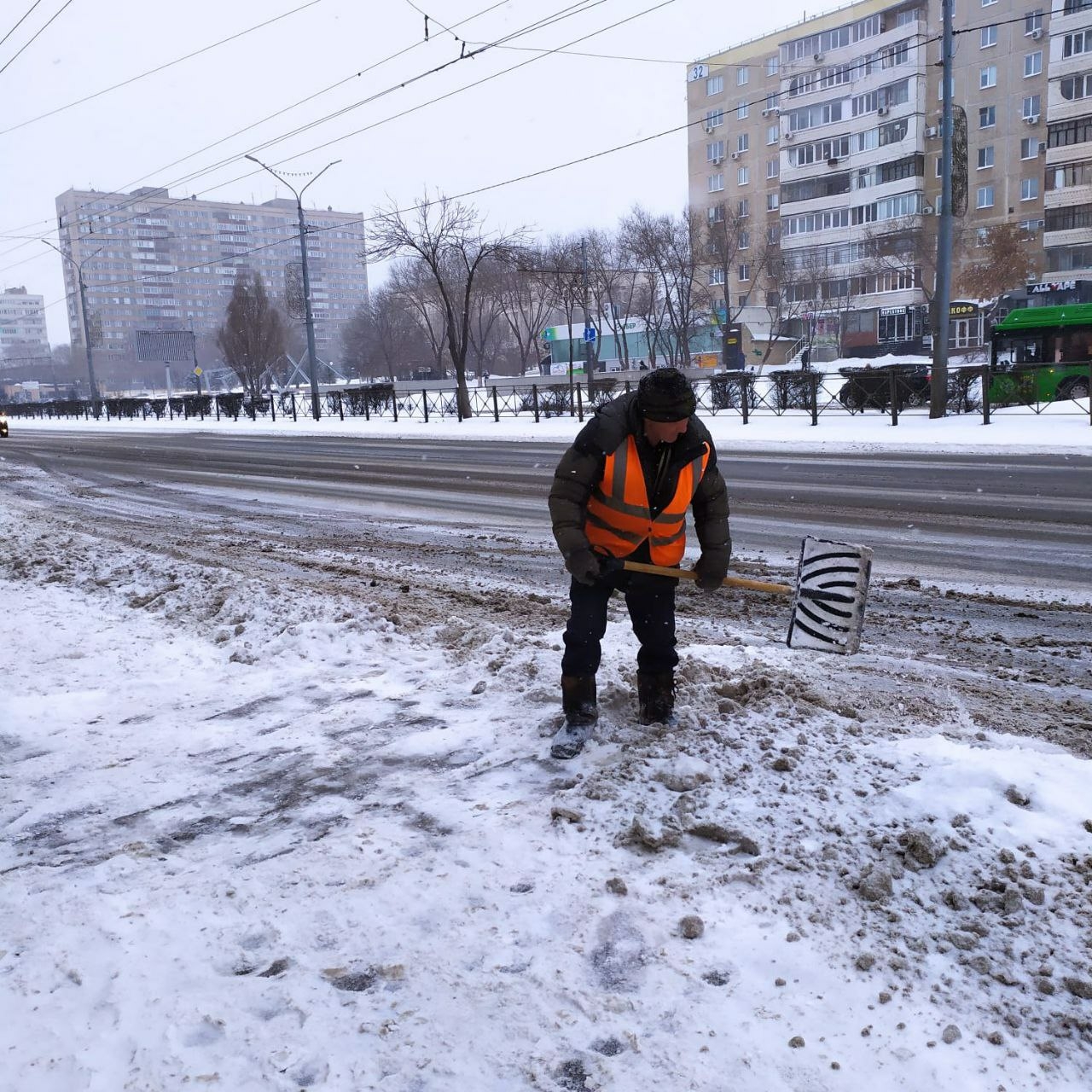 В Оренбурге активно очищают улицы после снежного шторма