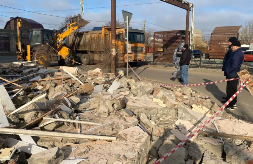 Астраханцу позволили снести незаконное строение на соседнем участке