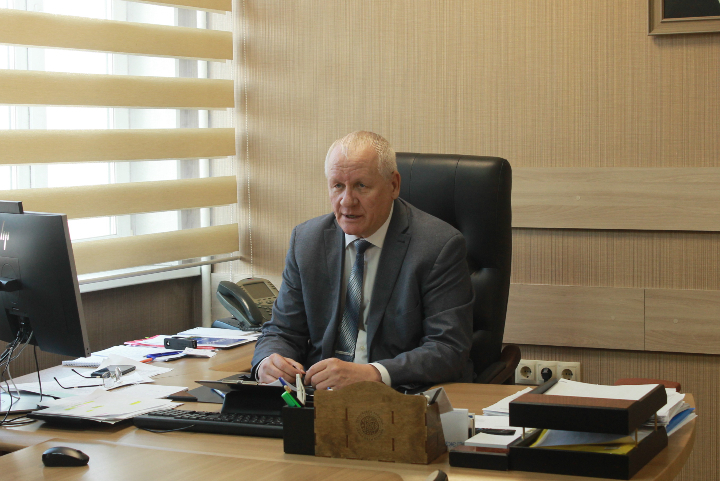 Анатолий Бутенко подготовил ответы на вопросы директоров школ Хакасии