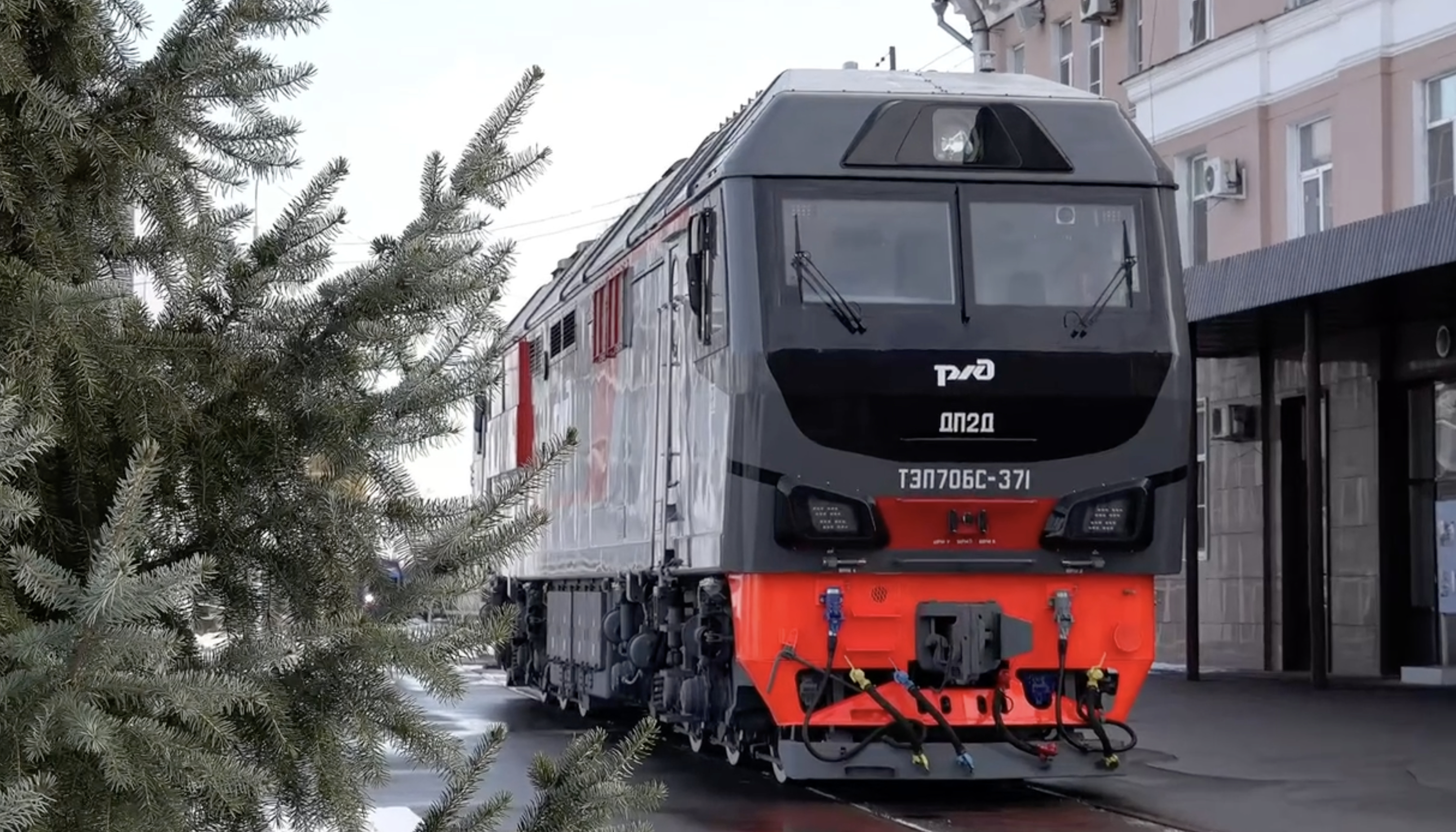 На Коломенском заводе изготовили первый пассажирский тепловоз для дизель-поезда