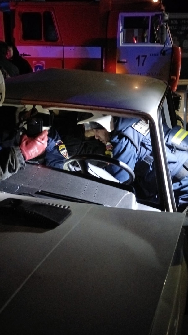 Астраханские спасатели вытащили водителя из искореженной машины