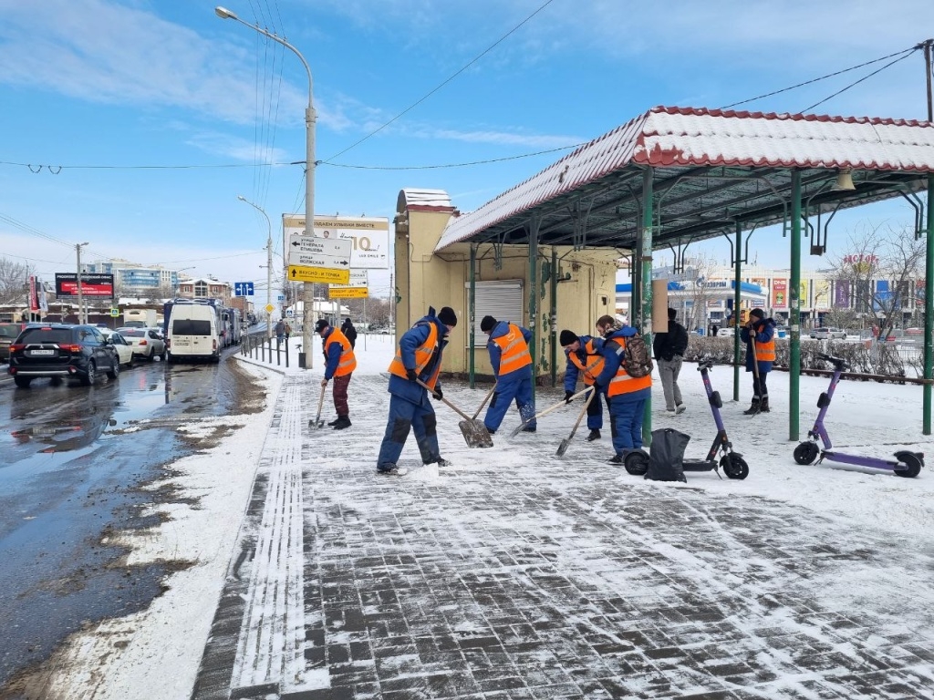 Коммунальщики принялись очищать Астрахань от снега