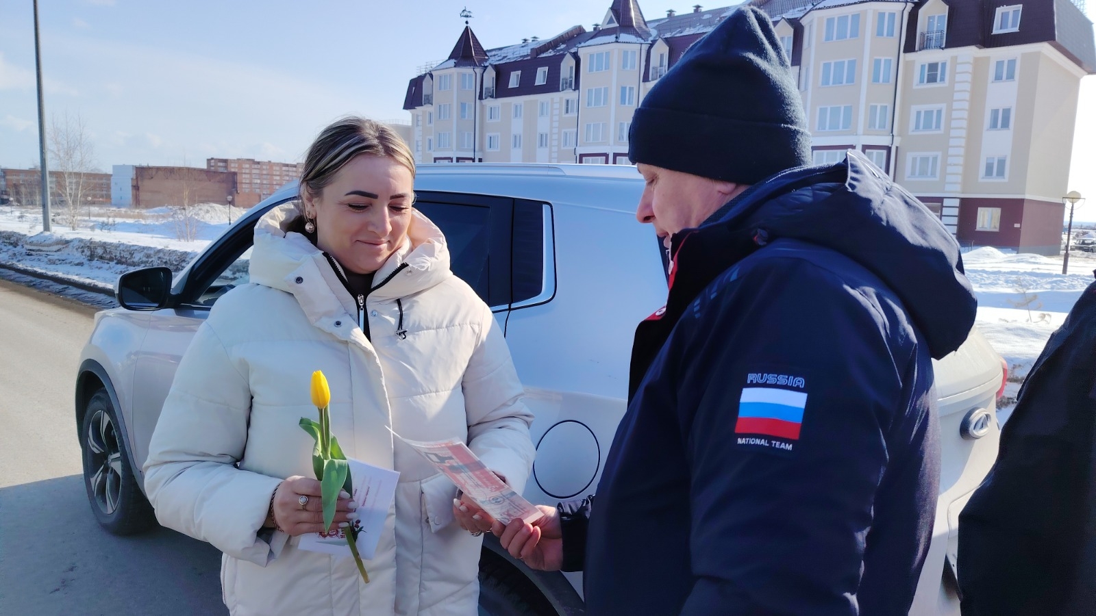 «Цветочные патрули» Кузбасса радуют автолюбительниц перед 8 Марта