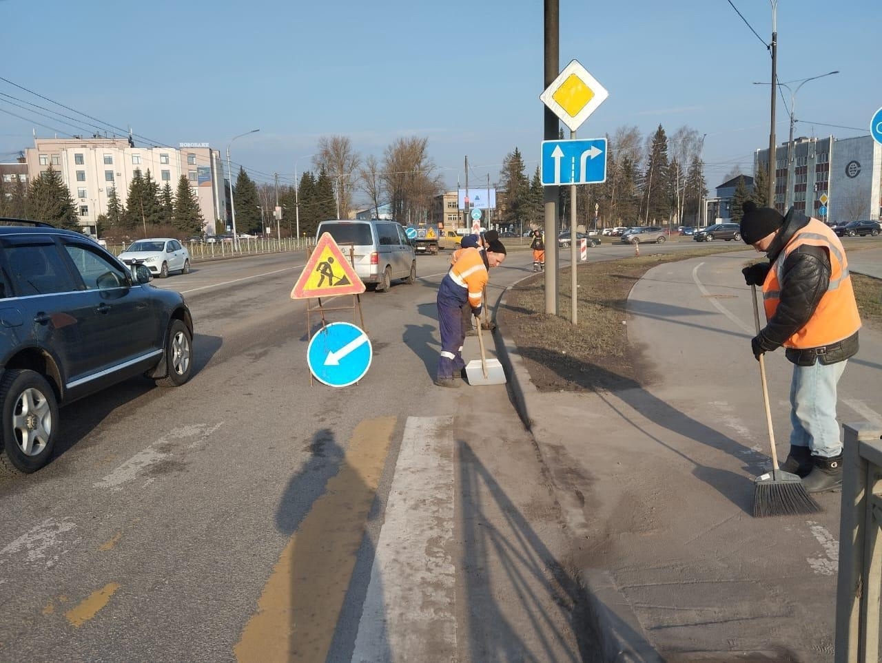 Улицы Великого Новгорода очищают от пыли и песка после зимы