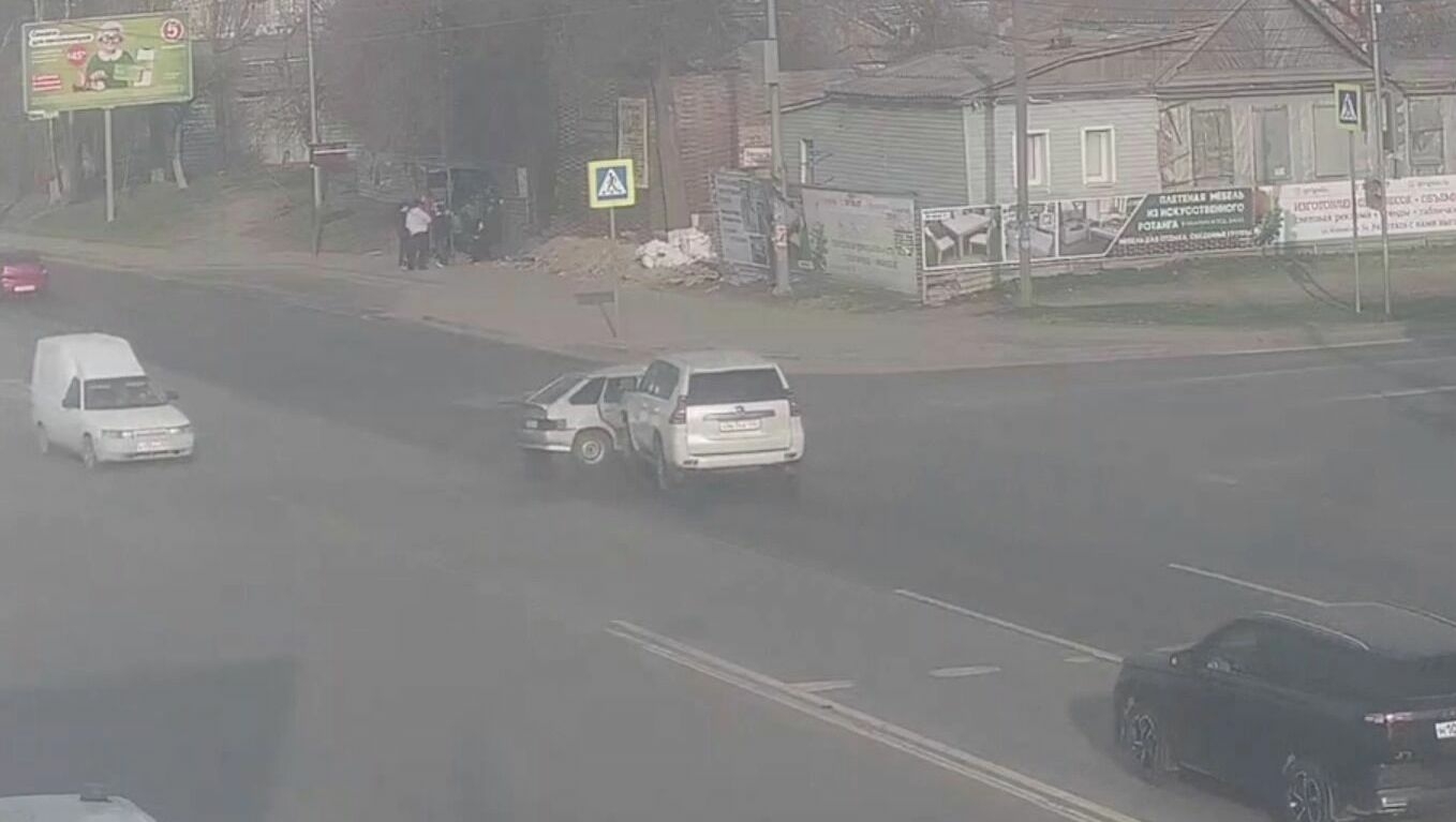 Внедорожник протаранил «Ладу» на перекрестке без светофоров