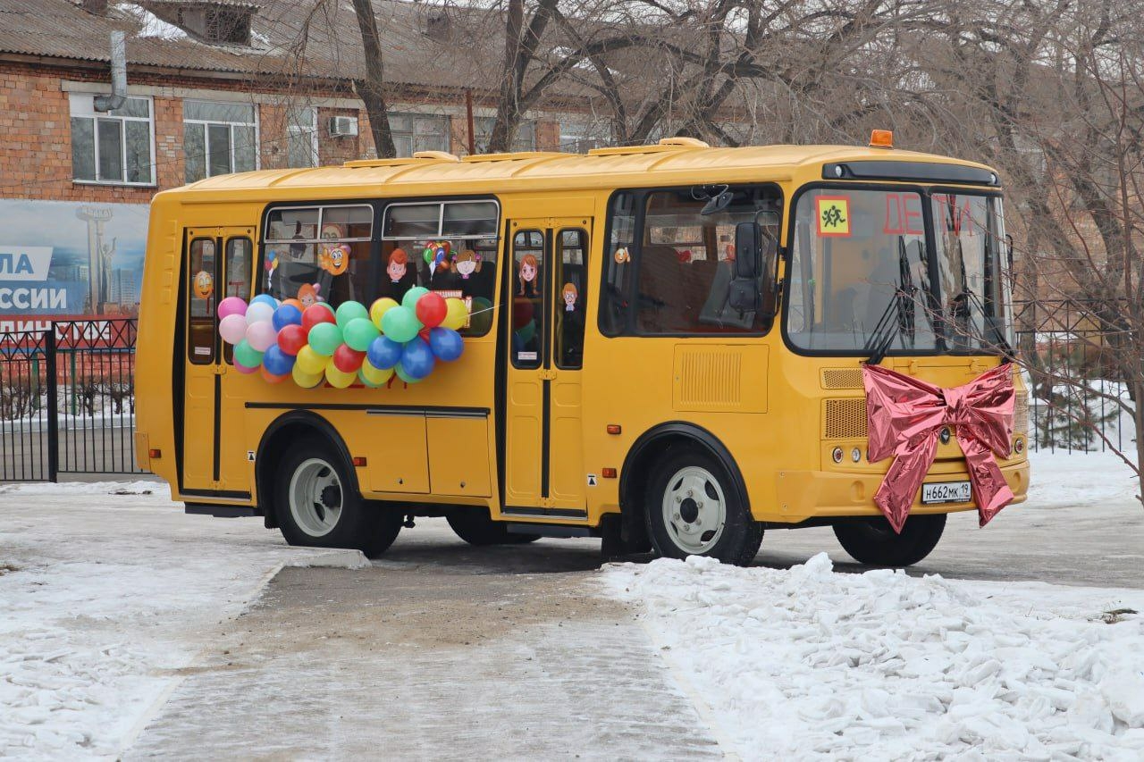 Лемин отметил важность нового автобуса для абаканских учеников