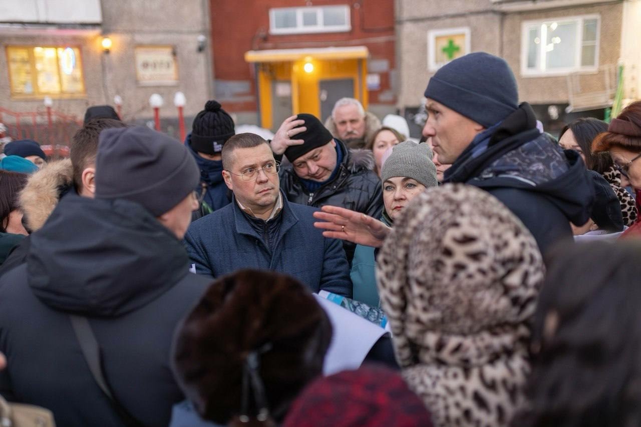 Юрий Сердечкин обсудил с мурманчанами проблемы дворов и транспорта