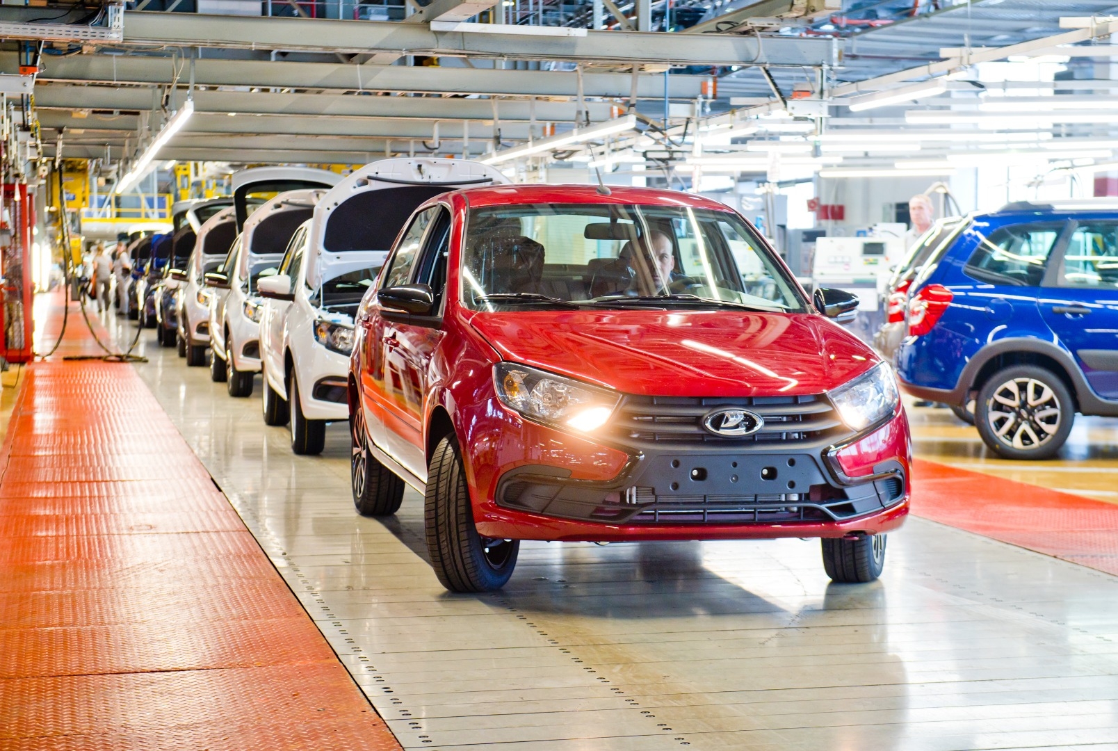 Продажи новых автомобилей в Свердловской области упали на 22%