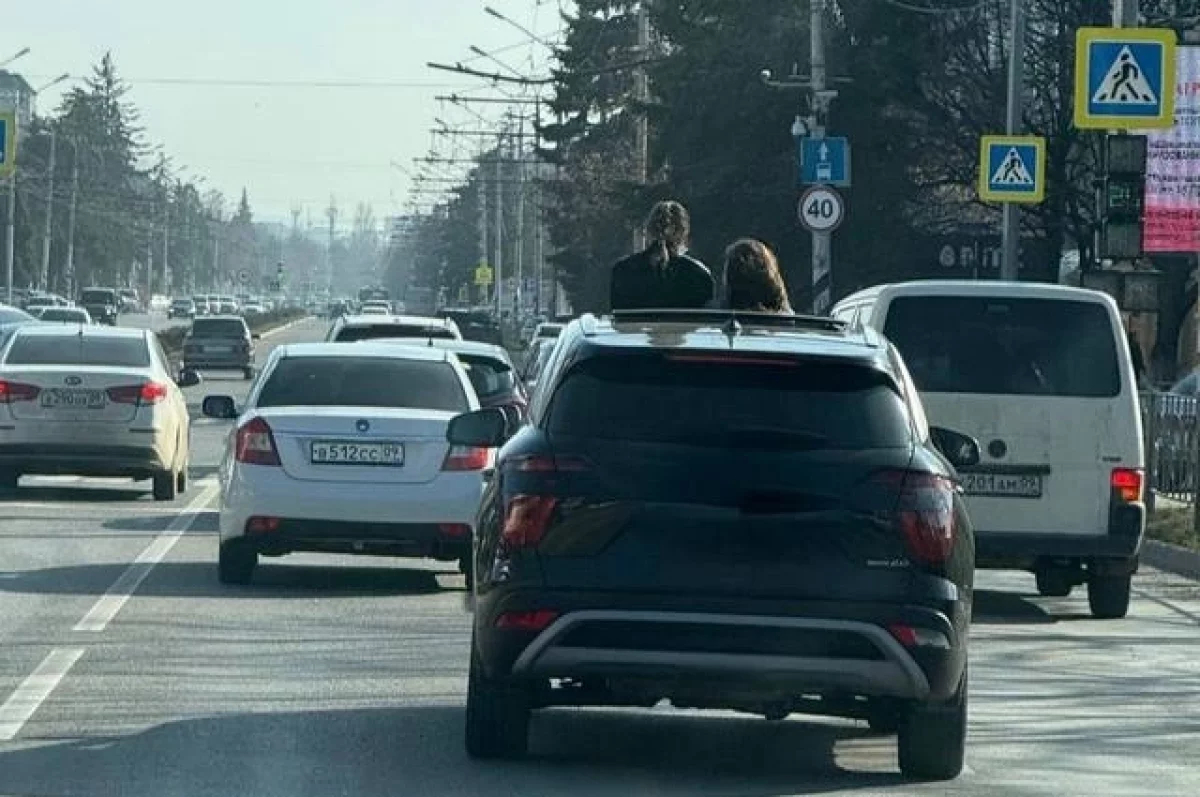 В КЧР оштрафовали автоледи за опасную езду с пассажирками в люке